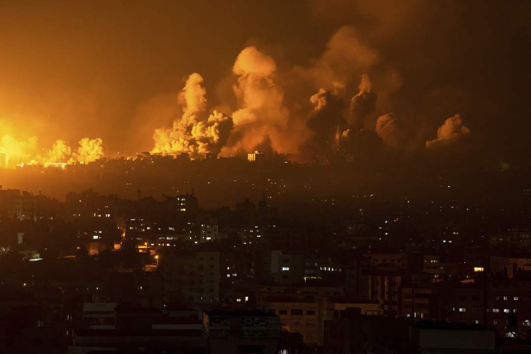 Izrael ismét támadott Hamász-létesítményeket a Gázai övezetben, folytatódik a civilek menekülése