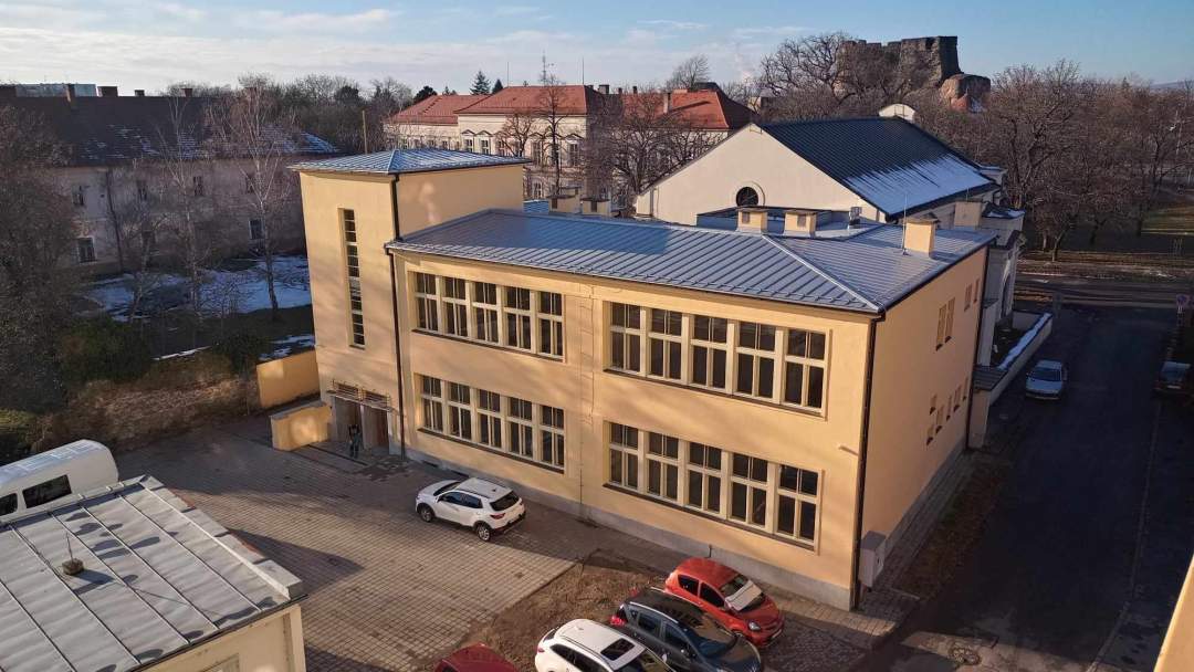 Átadták az egykori zsidó iskola felújított épületét Léván