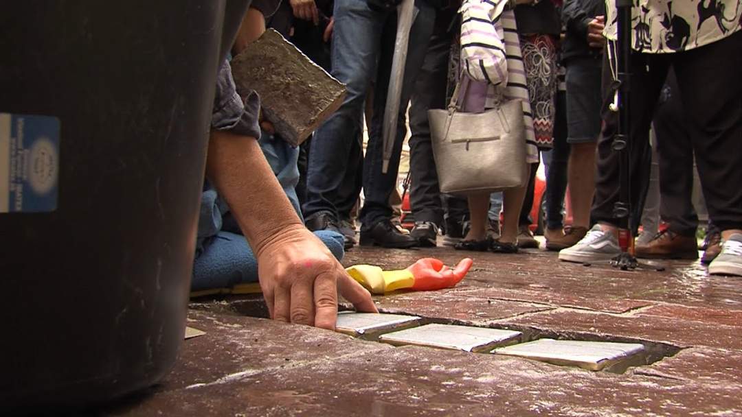 A holokauszt áldozatainak emlékére botlatóköveket helyeztek el Kassán