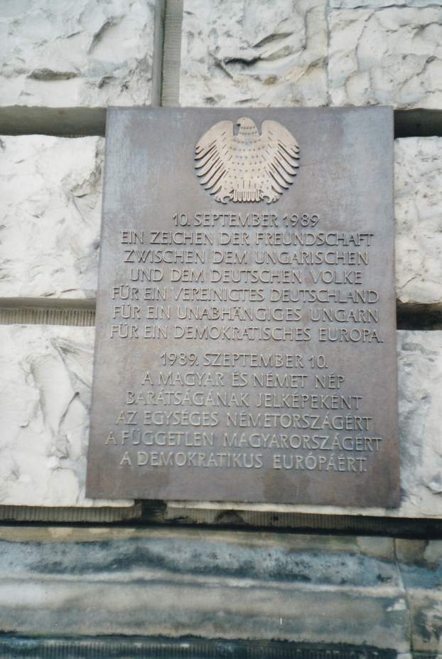 Kétnyelvű bronztábla a Reichstag épületének északi falán
