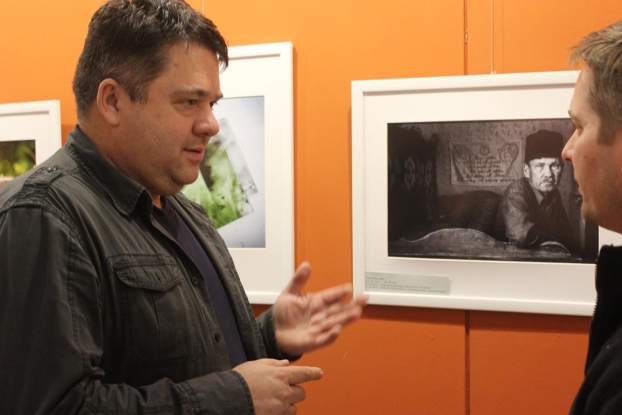  Toldi Zorán érsekújvári fotóművész nyertes képe előtt