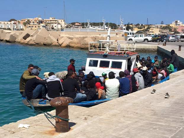 Migránsok Lampedusa kikötőjében
