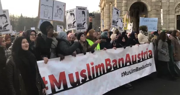 Muszlim nők tüntetnek Bécsben