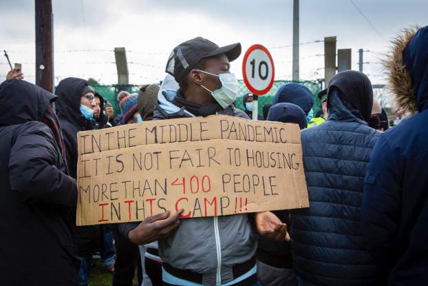 Tiltakozó migránsok