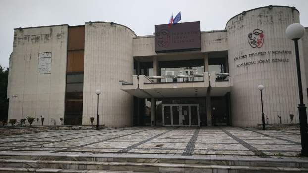 A Komáromi Jókai Színház felújítás alatt álló épülete