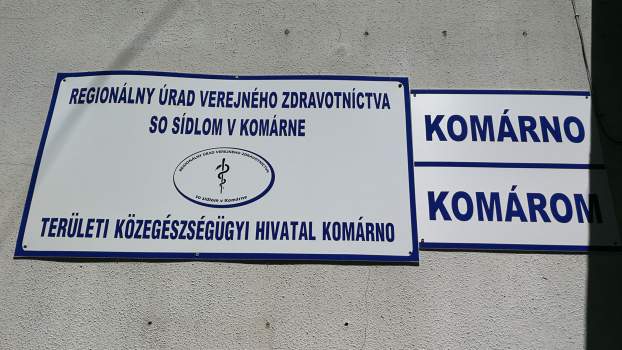 A Komáromi Területi Közegészségügyi Hivatal kétnyelvű táblája