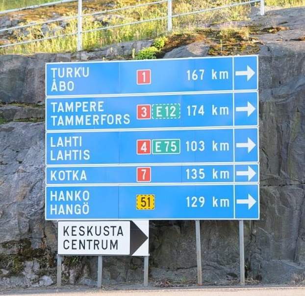 Finnország kétnyelvű tábla foto: Gyimesi Gy. törvényjavaslata