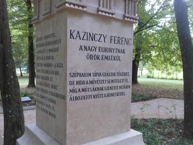 Kazinczy Ferenc síremléke a széphalmi parkban