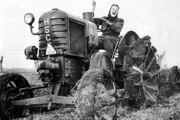 nő traktoron egyenjogúság
