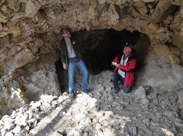 Prakfalvi Péter és Gaál Lajos a barlang bejáratában
