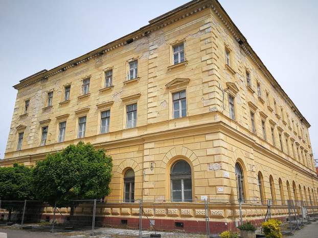 Folytatódó „poliklinika-gate“: nem kell a komáromi volt rendelőintézet épülete a szlovák kulturális tárcának