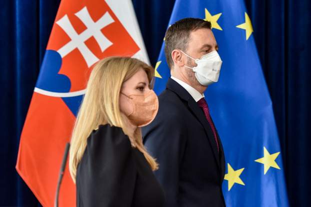 Zuzana Čaputová köztársasági elnök, és Eduard Heger miniszterelnök a Biztonsági Tanács ülése után