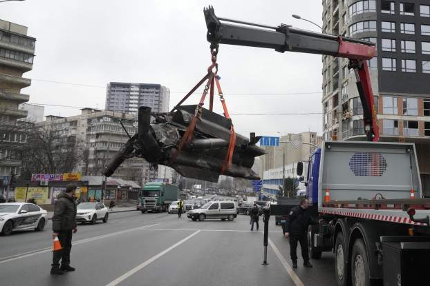 Orosz rakétadarabokat távolítanak el Kijev egyik utcájáról