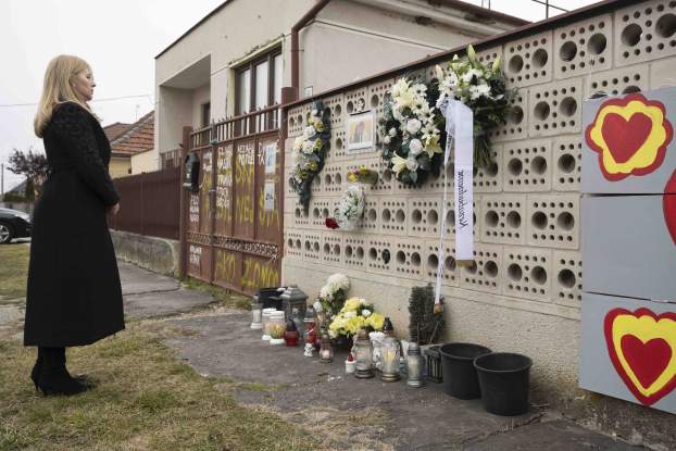 Az államfő virágot helyezett el, és gyertyát gyújtott annak a háznak a kerítésénél, ahol a fiatal párt 2018-ban meggyilkolták. 