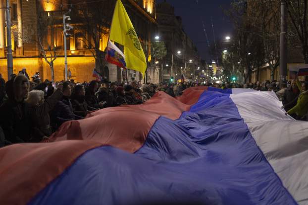 Szerbek az oroszok mellett tüntetnek