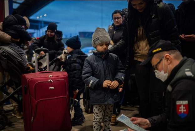 ukrán menekültek a határon
