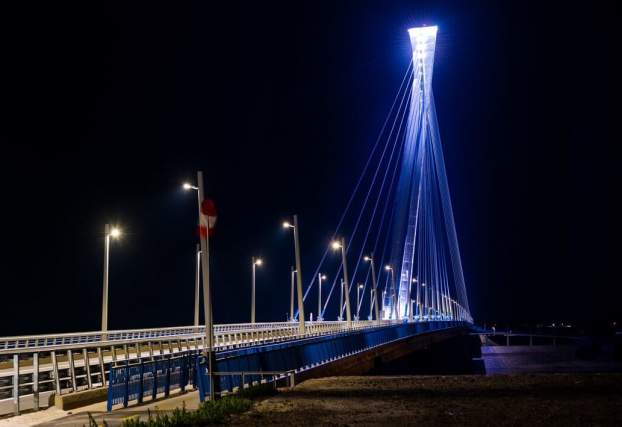 Az autizmus idei világnapján a komáromi Monostori-híd is kékben ragyogott