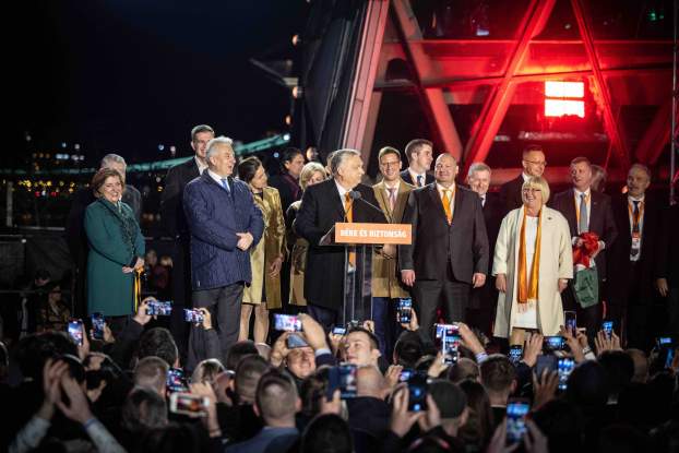 A Miniszterelnöki Sajtóiroda által közreadott képen Orbán Viktor miniszterelnök, a Fidesz elnöke győzelmi beszédet mond a Fidesz-KDNP eredményváró rendezvényén