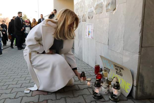 Zuzana Čaputová - gyertyagyújtás a bucsai áldozatok emlékére