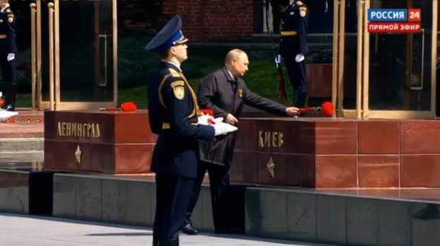 Putyin virágot helyez el Kijev emlékoszlopánál