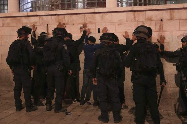 Izraeli rendőrök palesztin fiatalok