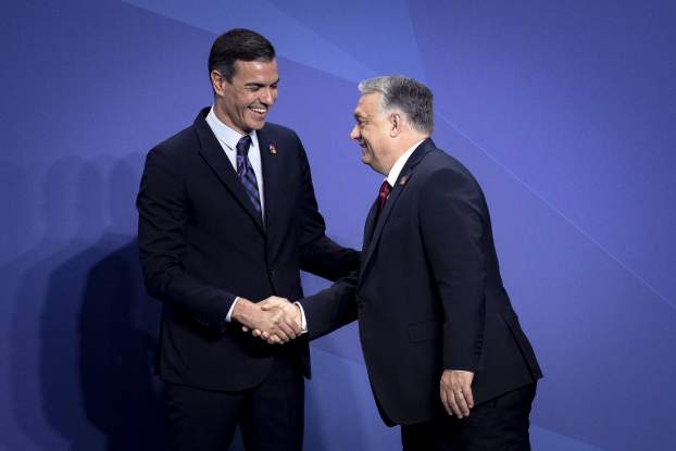 Orbán Viktor miniszterelnök (j) és Pedro Sánchez spanyol kormányfő a NATO állam- és kormányfői kétnapos madridi csúcstalálkozóján