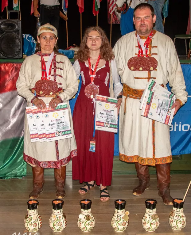 A Bogár család díjaikkal az íjászversenyen 