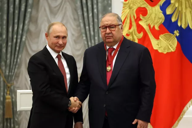 Vlagyimir Putyin és a szankciókkal sújtott Aliser Uszmanov