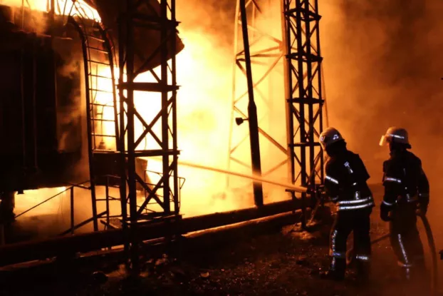 Tűzoltók küzdenek a lángokkal a harkivi hőerőműben