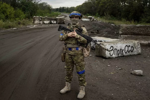 Ukrán katona egy Izjum környéki ellenőrzőponton