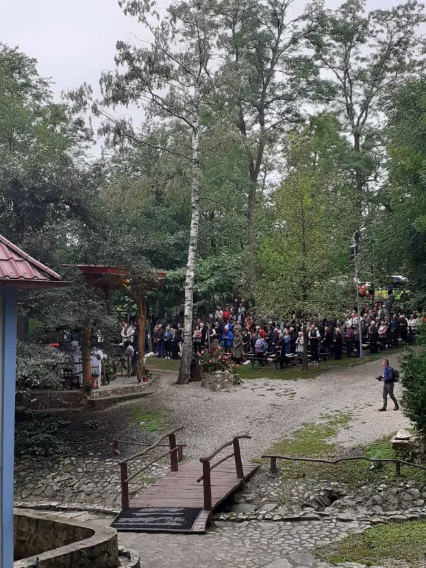 A zarándokokkal megtelt kegyhely
