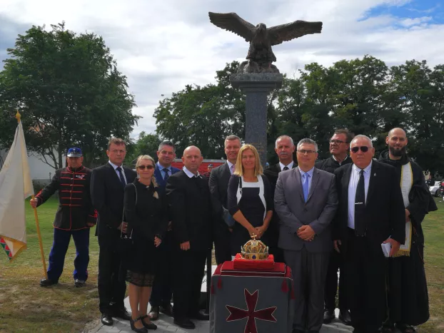 Turul-emlékműavatás a Szent Korona másának jelenlétében: „Kitárt szárnyaival továbbra is óvja a magyar nemzetet...!”