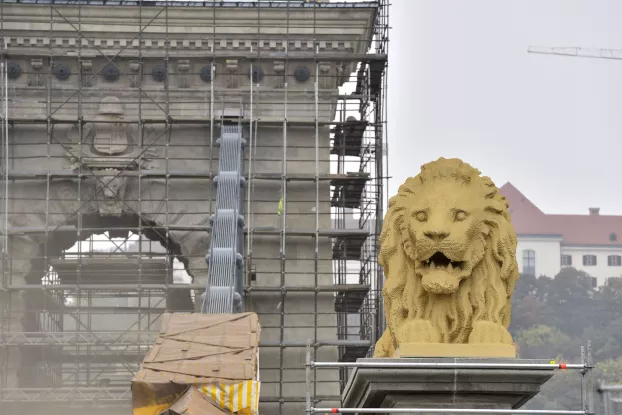 Lego-oroszlán Clark Ádám tér