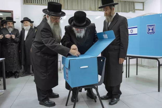 Ortodox zsidók szavaznak Bnej Brak egyik szavazókörében