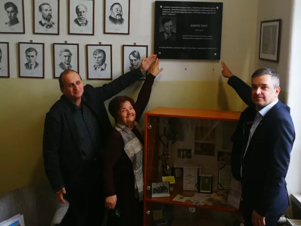 „Intézmény volt az intézményben“: Gáspár Tibor-emléktáblát avattak a Selye János Gimnáziumban