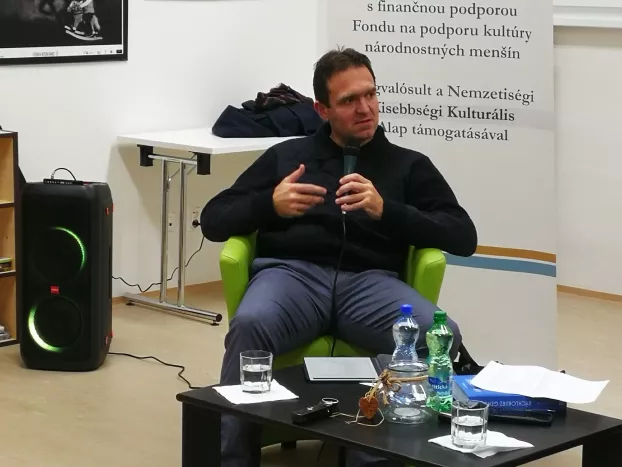 Gyorstalpaló a zsenialitásról – könyvbemutató beszélgetés Ódor Lajossal, a Szlovák Nemzeti Bank alelnökével a Szinnyei József K