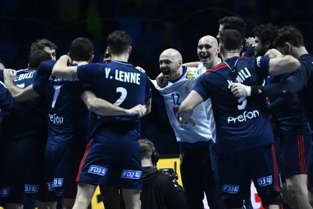 A győztes francia válogatott ünnepel a férfi kézilabda olimpiai kvalifikációs világbajnokság elődöntőjében játszott Svédország - Franciaország mérkőzés végén 