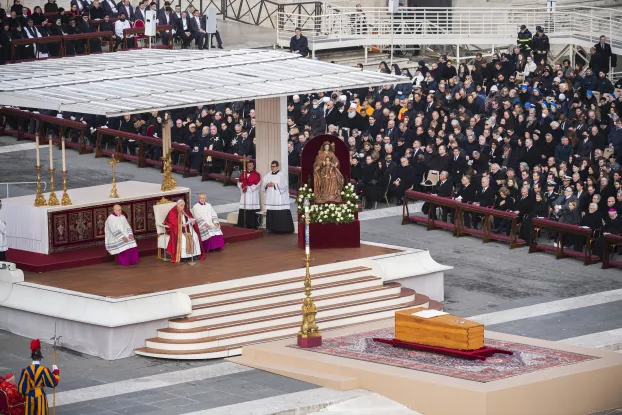 Benedek pápa temetése