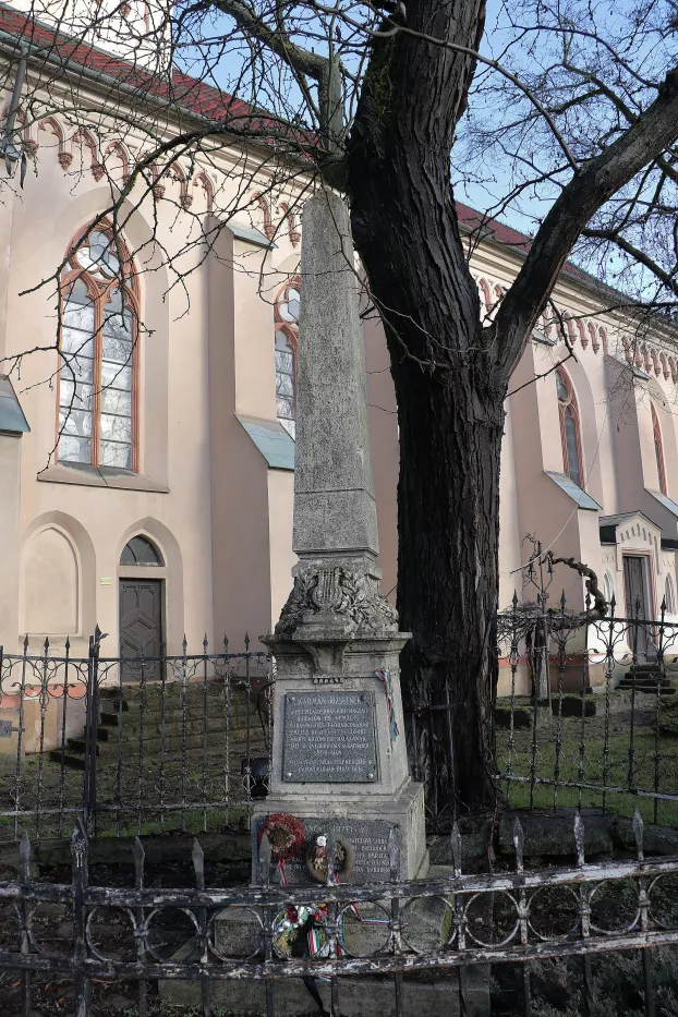 Kármán József-emlékmű, Losonc