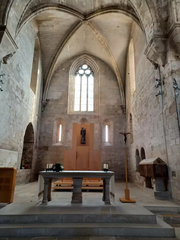 vallbona-jolanta-nyughelyeoltarral.jpg