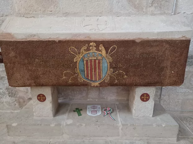 Magyarországi Jolán aragóniai királyné sírja Vallbonában