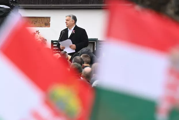 Orbán Viktor beszédet mond Kiskőrösön, Petőfi Sándor szülőháza előtt
