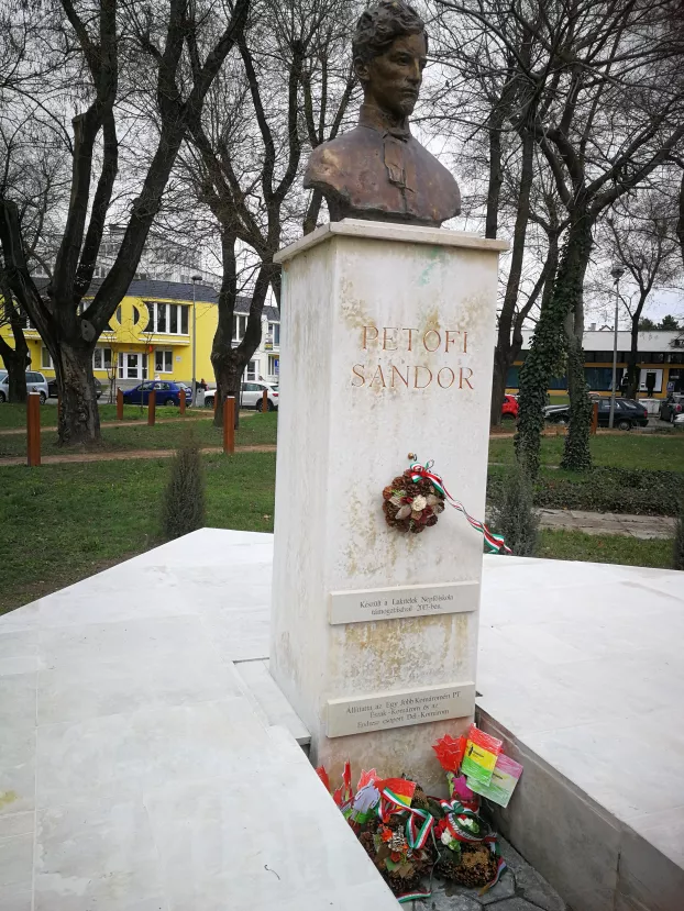 A komáromi ovisok és diákok az „Egressyben“, majd a Petőfi-szobornál emlékeztek a ´48/49-es hősökre KÉPEKKEL