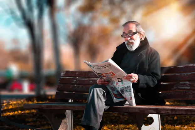 nyugdíjas újságot olvas