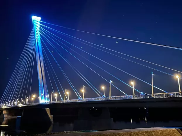 Autizmus világnapja: ismét kék fényárban úszhat a komáromi Monostori-híd