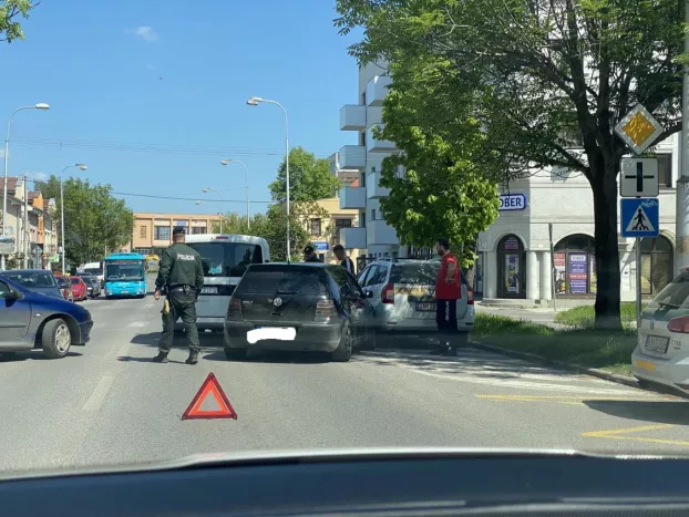Baleset a komáromi Diderot könyvesbolt előtt és a Petőfi utcában