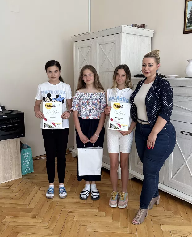 Horváth Kovács Judit felkészítő tanár és a gyerekek.