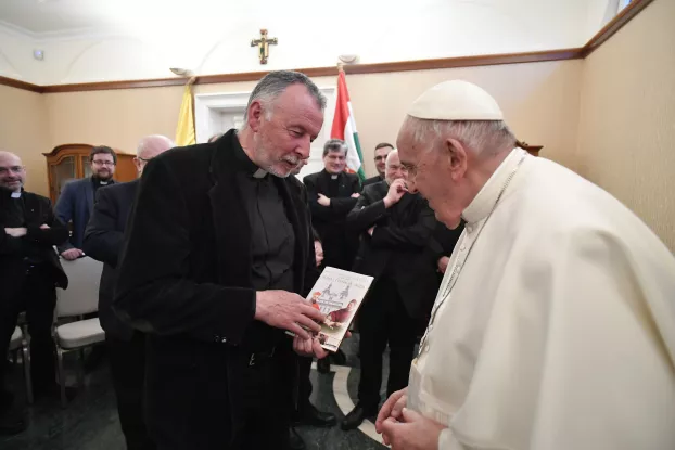 Puss Sándor atya átnyújtja a pápának az ereklyekutatás eredményeit