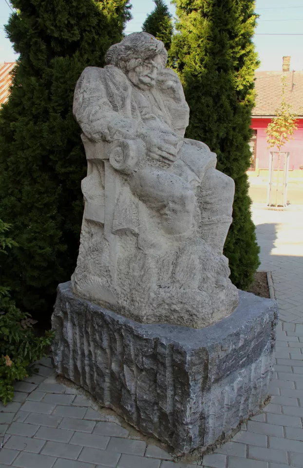 Pathó Pál szobra és síremléke Szőgyénben