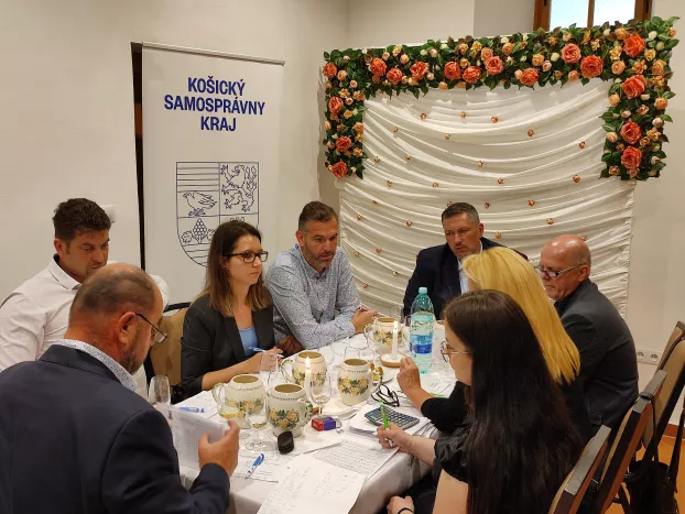A tokaji borokat kóstolják a magyarországi sommelier-k.